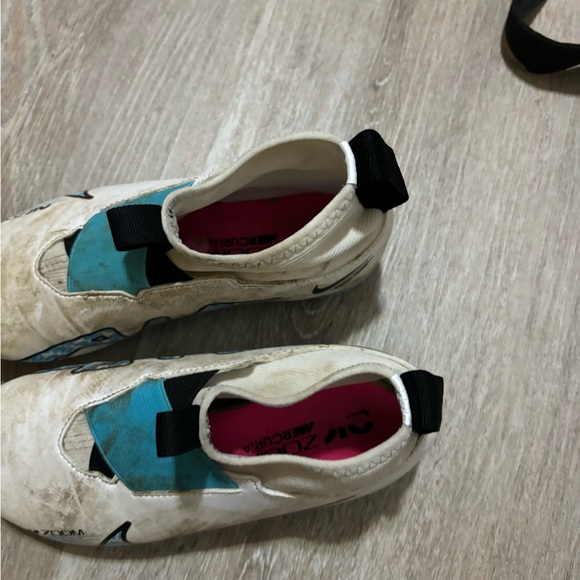 Kids size 1.5 Nike soccer cleats. Worn 1 season but stained even after washing. - Picture 4 of 5
